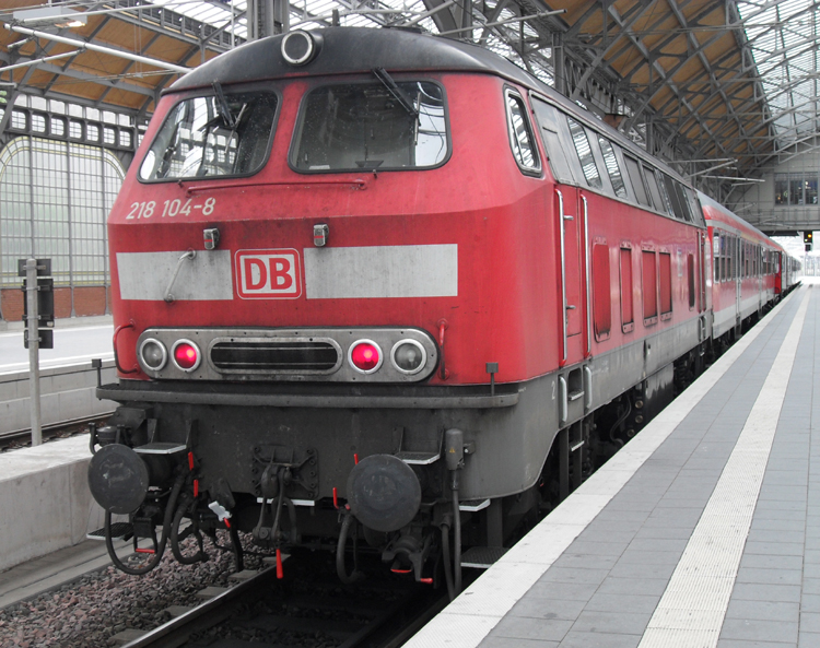 218 104-8+N-Wagen warten auf die Ausfahrt als RB 21664 von Lbeck Richtung Kiel Hbf.(19.06.10)