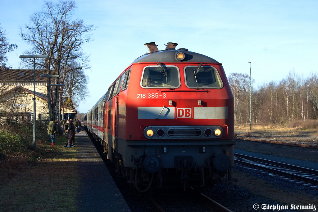 218 385-3 DB Fernverkehr AG mit dem IC 1931 von Munster(rtze) nach Berlin Sdkreuz in Munster(rtze). Die 218 385-3 bringt diesen IC nur bis nach Uelzen, danach bernahm die 101 143-6 den Intercity. 06.01.2012