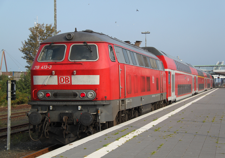 218 413-3 mit RE21548 von Hamburg Hbf nach Puttgarden kurz nach der Ankunft im Bahnhof Puttgarden.03.10.2011