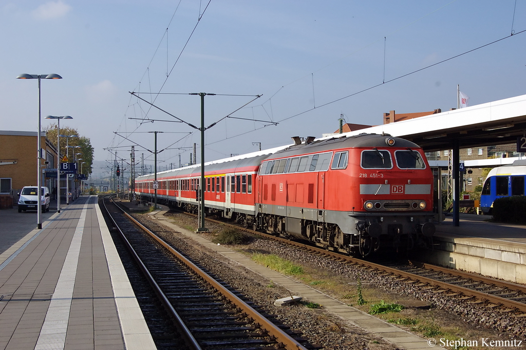 218 451-3 DB Regio AG Niedersachsen/Bremen mit dem RE (RE 14067) von Hannover Hbf nach Bad Harzburg im Hildesheimer Hbf. Es ist eine ex Stendaler 218er. 25.10.2011