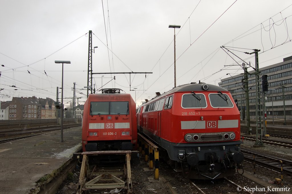 218 452-1, 218 470-3 und die 101 036-2 warten im Hannover Hbf auf neue Aufgaben. 26.11.2010