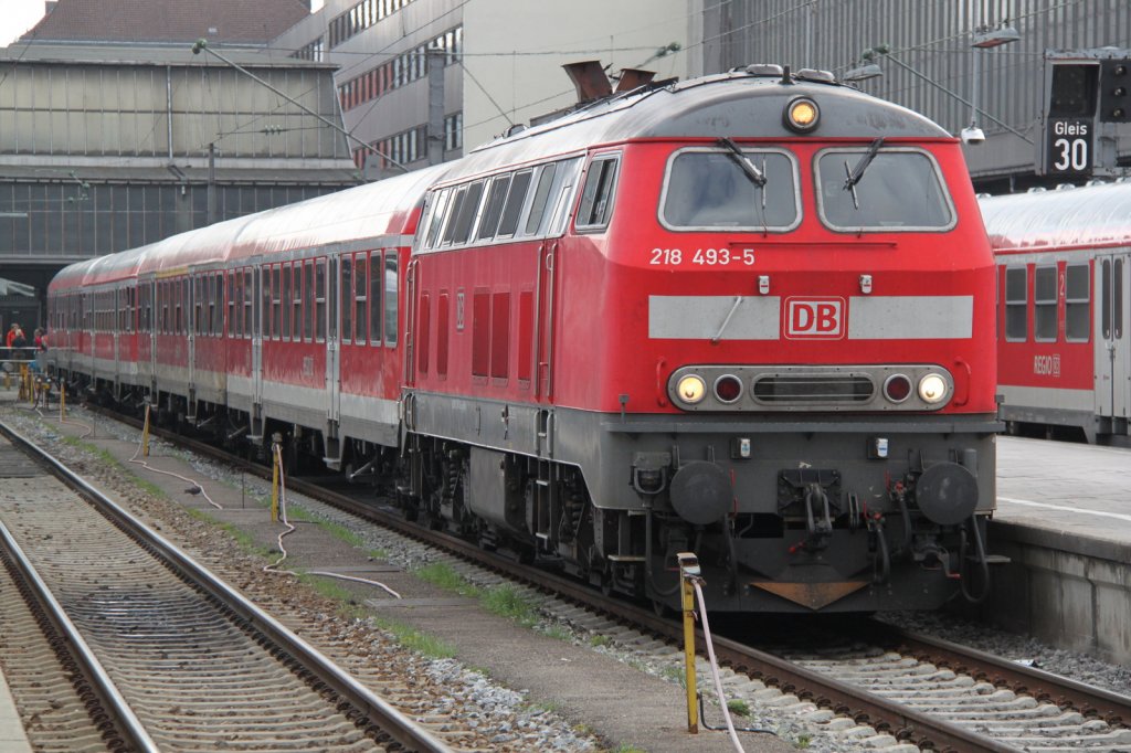 218 493-5 mit RE 57408 von Mnchen Hbf nach Memmingen wartet im Hbf Mnchen auf Fahrgste.31.03.2012