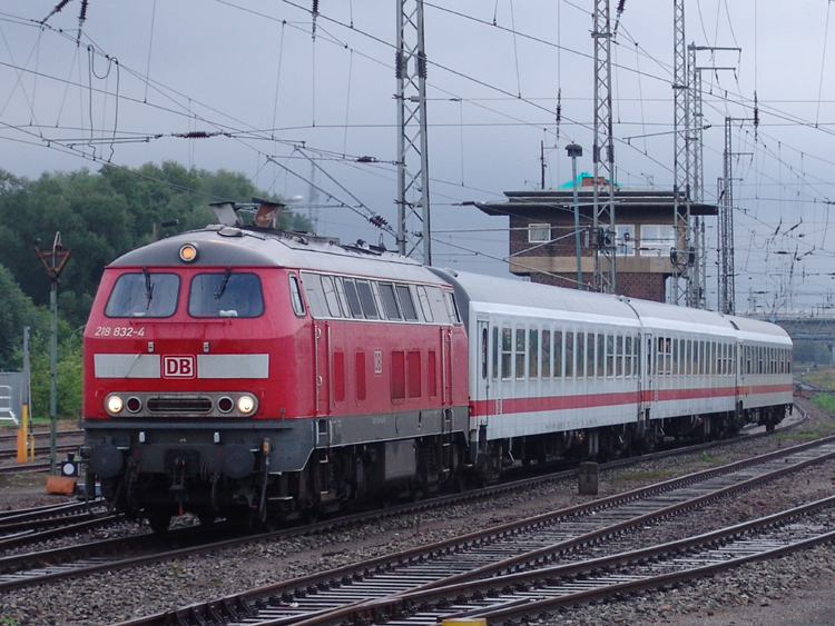 218 832-4 mit IC 1805 von Seebad Heringsdorf Richtung Kln Hbf bei der Einfahrt um 11.00 Uhr im Bahnhof Stralsund.(28.08.10)