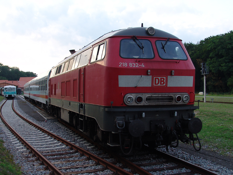 218 832-4 steht mit IC1805 von Seebad Heringsdorf Richtung Kln Hbf.im Bahnhof Seebad Heringsdorf.Aufgenommen am 06.08.10