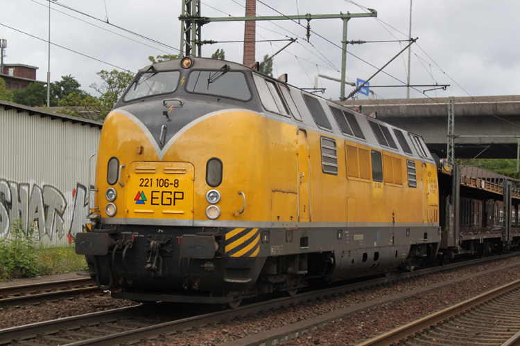 221 106-8 von EGP bei der Durchfahrt im Bahnhof Hamburg-Harburg.(23.07.2011)