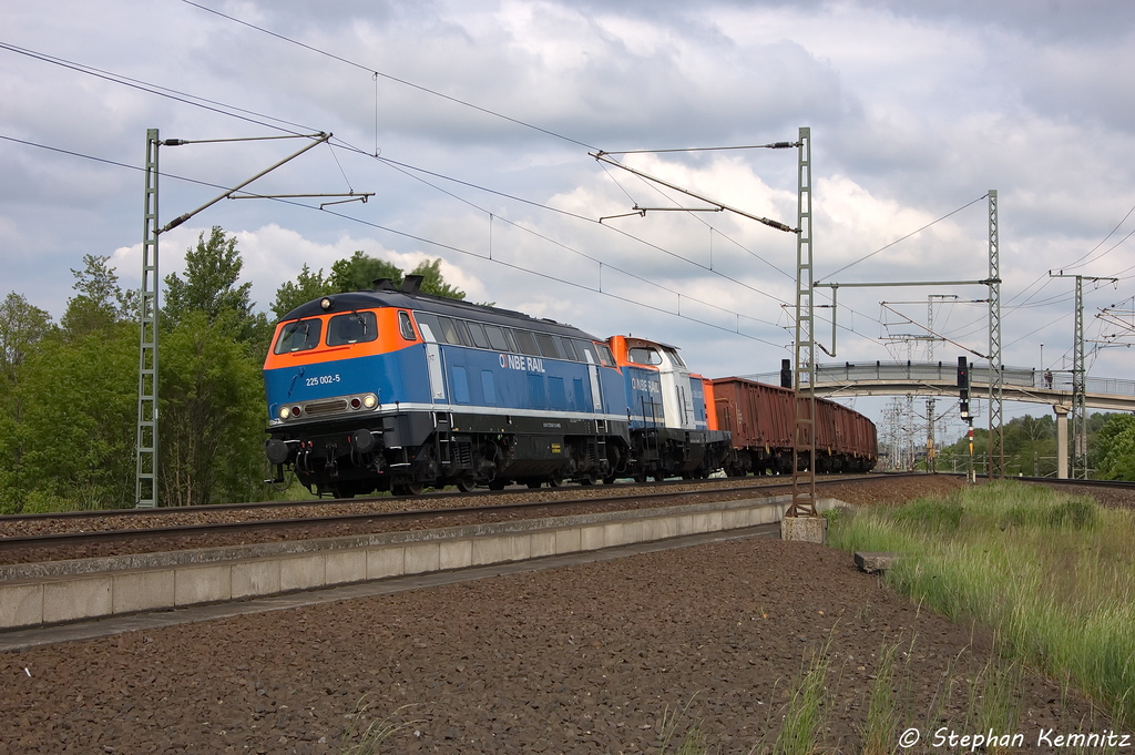 225 002-5 & 212 242-2 NBE Rail GmbH zusammen qulten sie sich mit einem Eaos Ganzzug die Steigung in Stendal(Wahrburg) hoch und fuhren in Richtung Wittenberge weiter. 24.05.2013