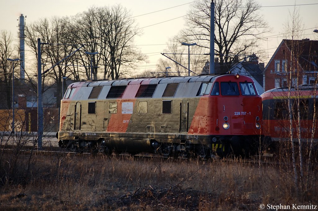 228 757-1 von der Erfurter Bahnservice GmbH in Rathenow und ist in Richtung Wustermark unterwegs. 21.02.2011