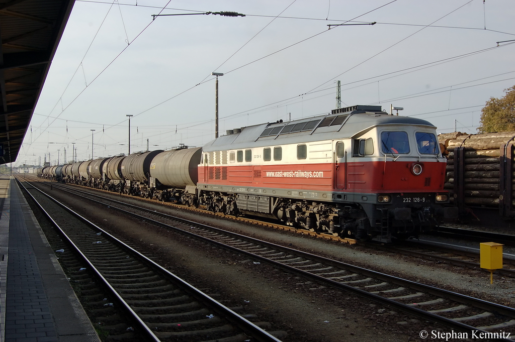 232 128-9 DB Schenker Rail Polska bringt einen Kesselzug aus Cottbus nach Polen rber. 18.10.2011