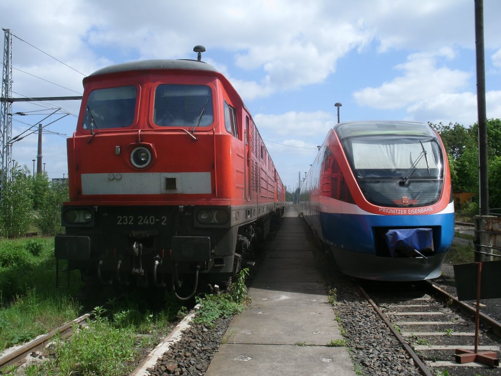 232 240-2 neben dem PEG VT643.04,am 12.Mai 2012,in der Einsatzstelle Berlin Lichtenberg.