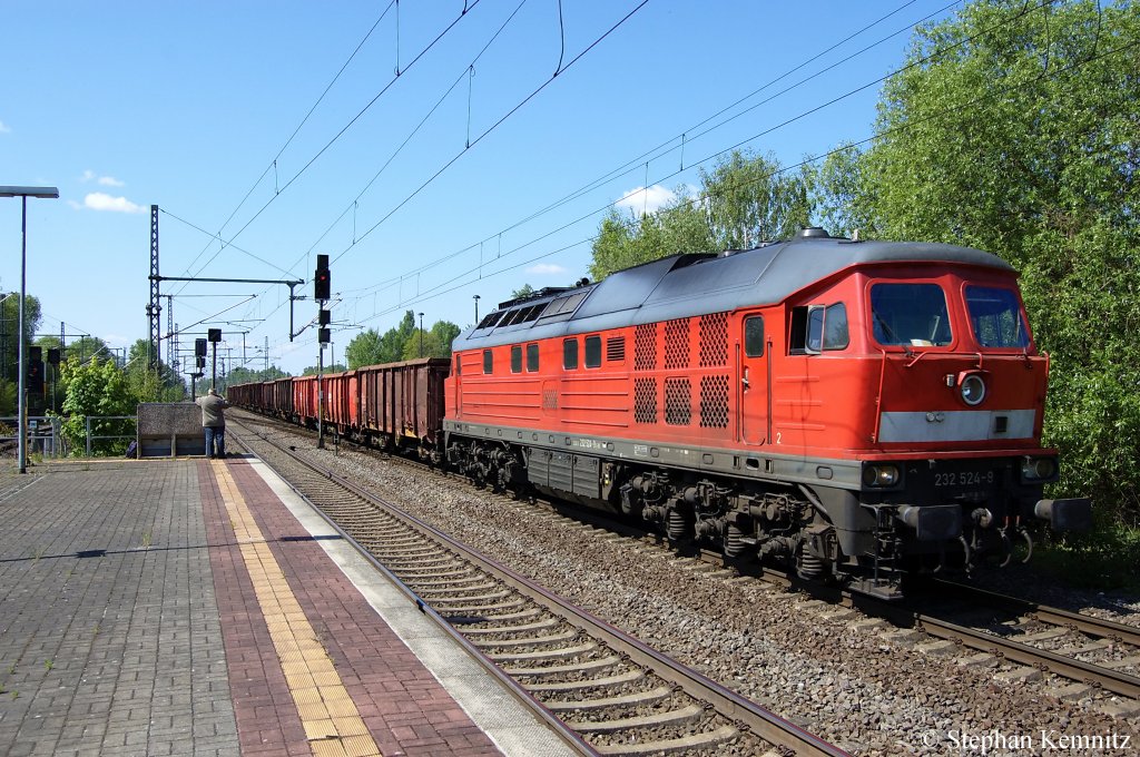 232 524-9 mit einem Gterzug aus Brandenburg Altstadt in Brandenburg in Richtung Gtz unterwegs. 05.05.2011