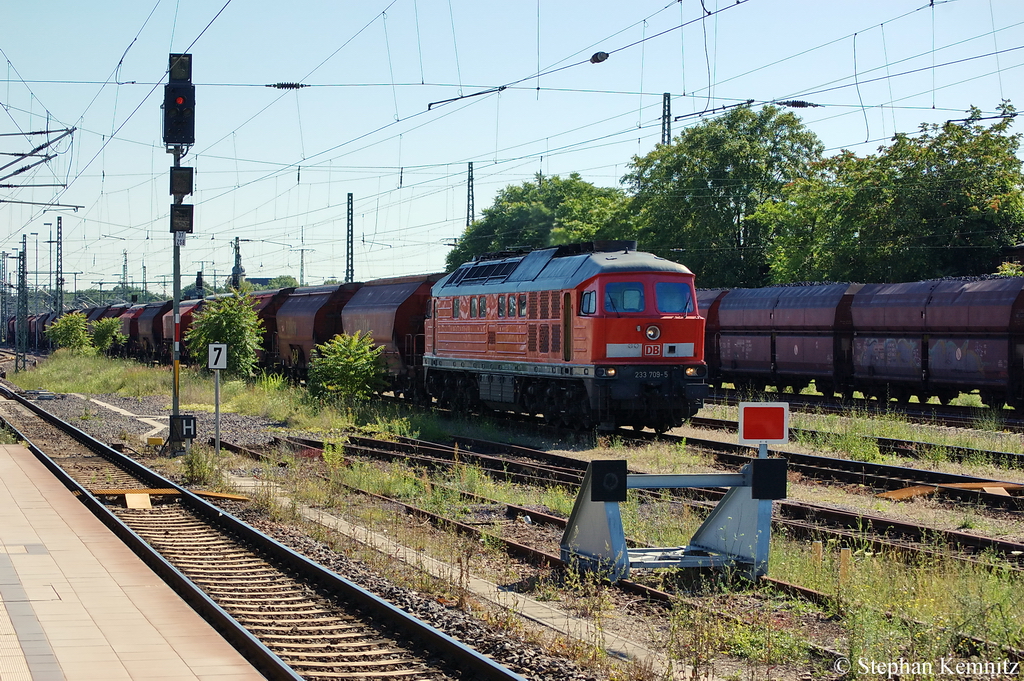 233 709-5 mit einem Tanoos Ganzzug in Magdeburg in Richtung Magdeburg-Neustadt unterwegs. 27.06.2011
