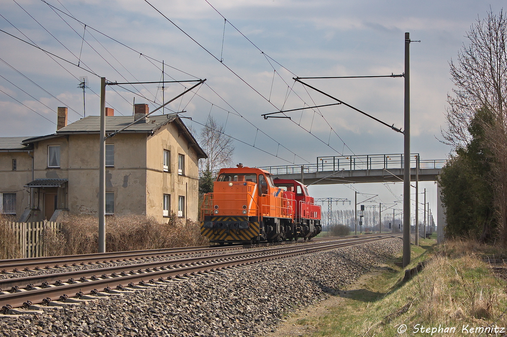272 003-1 northrail GmbH mit der Wagenlok Voith Gravita 261 008-7 in Vietznitz und fuhr in Richtung Friesack weiter. 18.04.2013