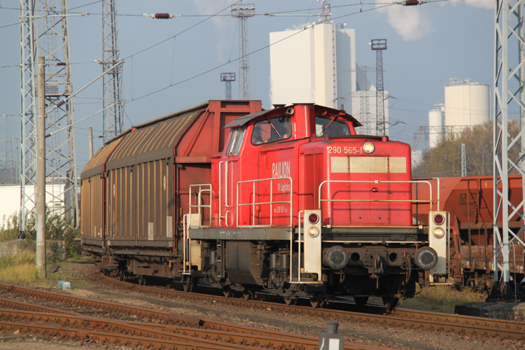 290 565-1 mit Gterzug vom Hafen Richtung Ausfahgruppe Rostock-Hinrichsdorfer St.bei der Durchfahrt in Rostock-Toitenwinkel.11.11.2011
