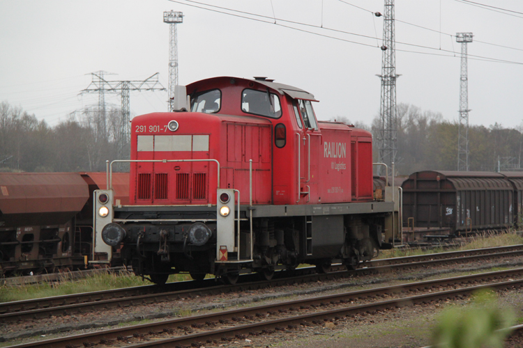 291 901-7 bei der Durchfahrt im Seehafen Rostock.16.11.2011