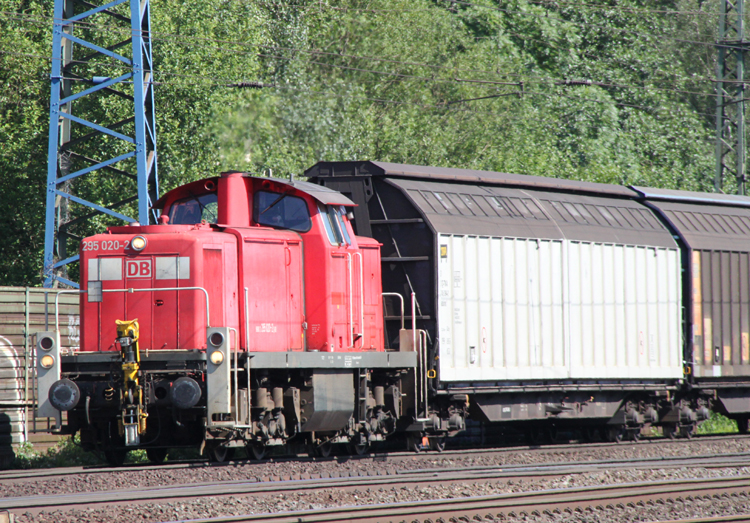 295 020-2 mit einer bergabe von Maschen nach Billwerder bei der Durchfahrt im Bahnhof Hamburg-Harburg.(04.06.2011)