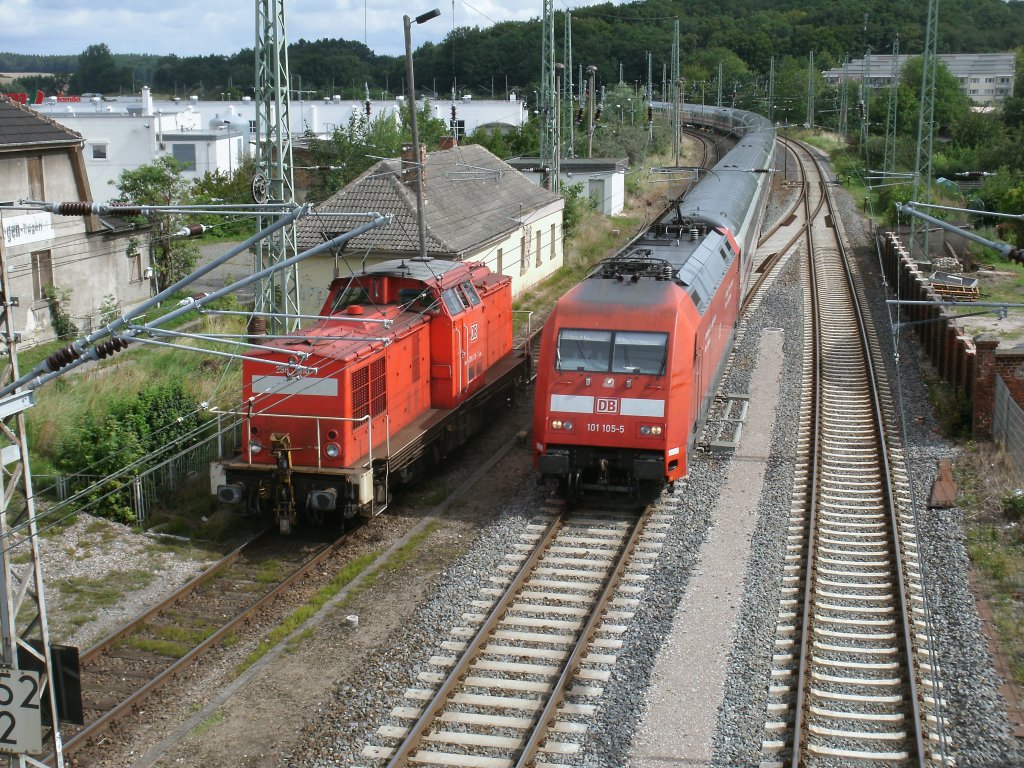 298 318-7 lie,am 09.August 2012,in Bergen/Rgen,101 105-5 mit dem IC 2213 Binz-Stuttgart vorbei.