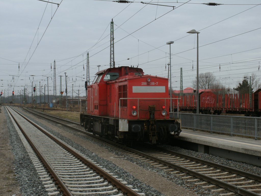 298 318-7 mute,am 09.Mrz 2012,auf dem Weg von Mukran nach Stralsund,in Bergen/Rgen vor dem Ausfahrsignal warten,weil der Blockabschnitt bis Samtens noch nicht frei war.