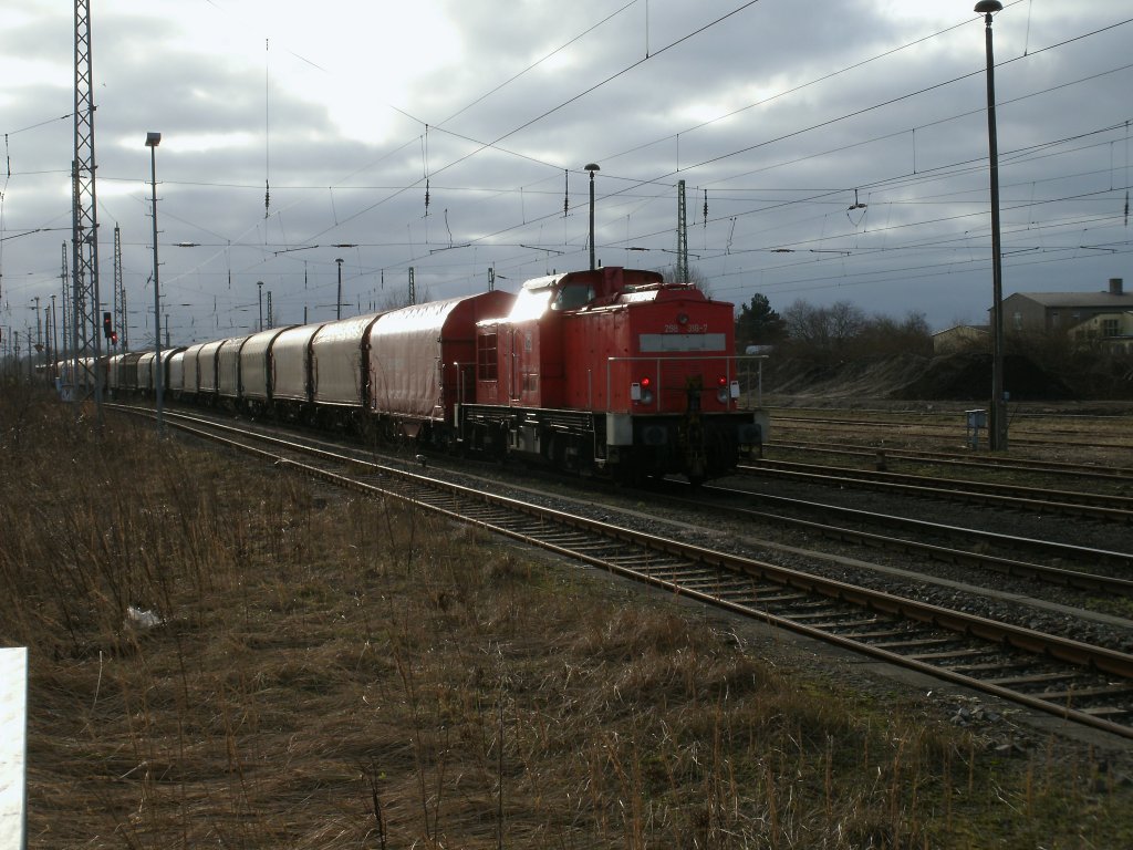 298 318 am 09.Februar 2011 als Schlulok bei der Durchfahrt in Bergen/Rgen.