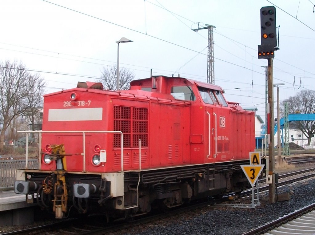 298 318 mute statt der 60 km/h in Bergen/Rgen am 19.Januar 2011 mit 30 km/h nach Mukran ausfahren.