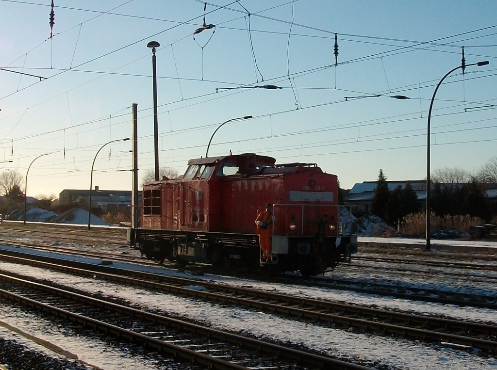 298 318 rangierte ohne Rangierer am 27.Januar 2011 in Bergen/Rgen.
