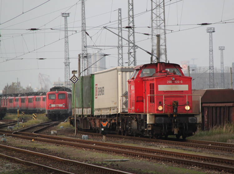 298 328-6 mit DB-Schenker Zug von Rostock-Seehafen nach Verona bei der Durchfahrt in Rostock-Toitenwinkel.03.11.2011