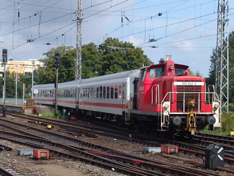 363 042-3 beim Rangieren mit dem IC 1805 von Seebad Heringsdorf Richtung Kln Hbf im Bahnhof Stralsund es waren wirklich Passagiere 
im Zug drin.Aufgenommen am 28.08.10
