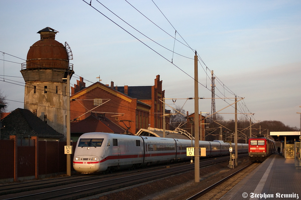 401 569-9  Worms  als ICE 875 von Berlin Ostbahnhof nach Basel SBB in Rathenow. Im Bahnhof steht die 112 117-7 mit dem RE4 (RE 37333) nach Jterbog. 20.02.2012