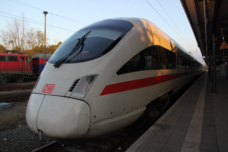 411 561-4 als ICE 1606 Mnchen-Warnemnde kurz nach der Ankunft im Bahnhof Warnemnde links steht 113 309-9.(11.07.2011)