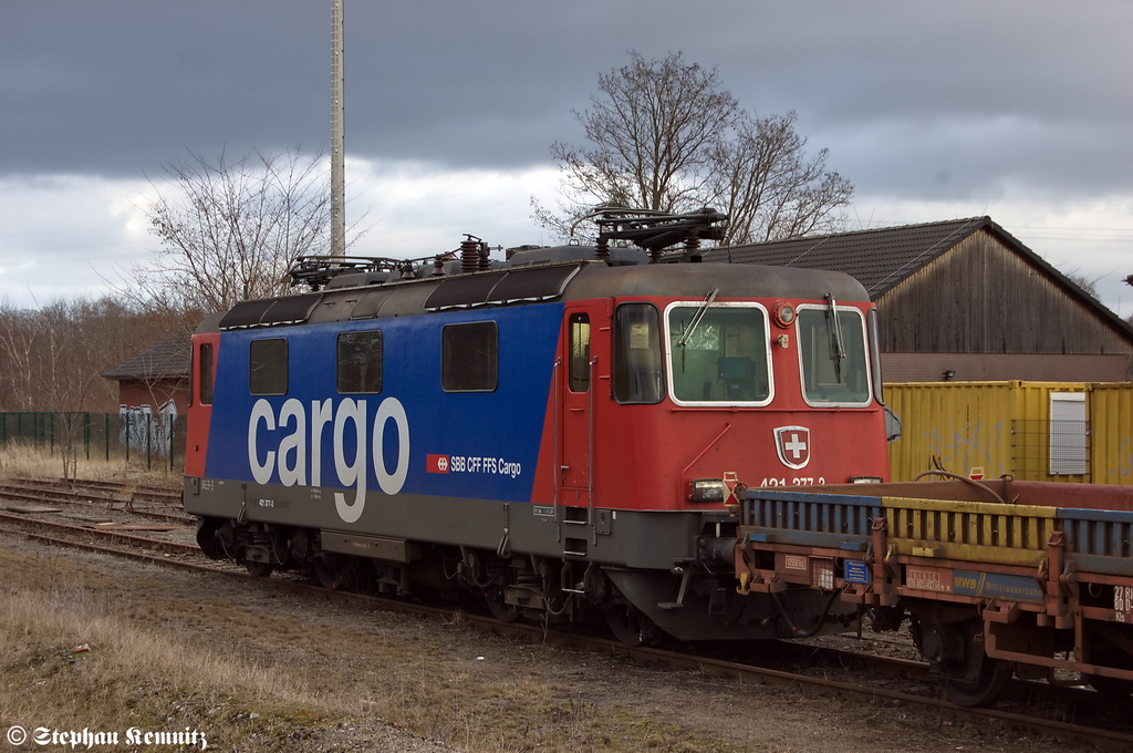 421 377-3 SBB Cargo Deutschland GmbH hngt am Zugende eines Schleifzuges und steht in zusammen mit der V 2105 in Rathenow. 17.02.2012