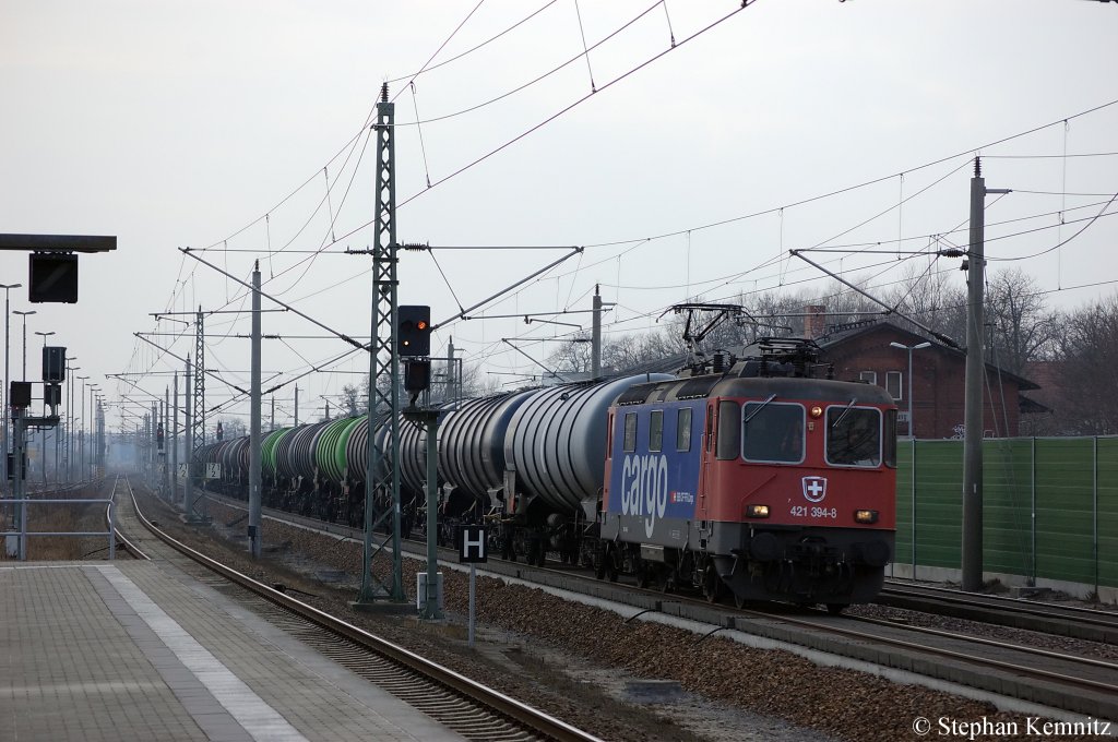 421 394-8 von der SBB Cargo mit einem Kesselzug, die mit Benzin oder Ottokraftstoffe befllt sind, in Rathenow in Richtung Wustermark unterwegs. 09.03.2011