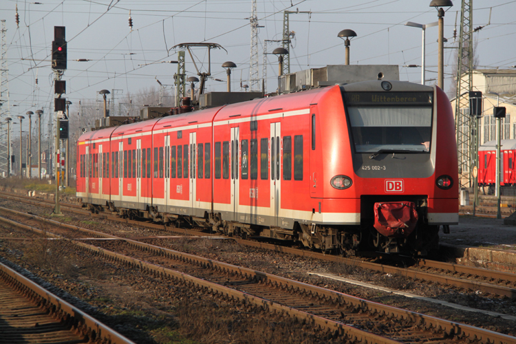 425 002-3 als RB 17812 von Schnebeck-Salzelmen nach Wittenberge bei der Ausfahrt im Bahnhof Stendal.12.11.2011