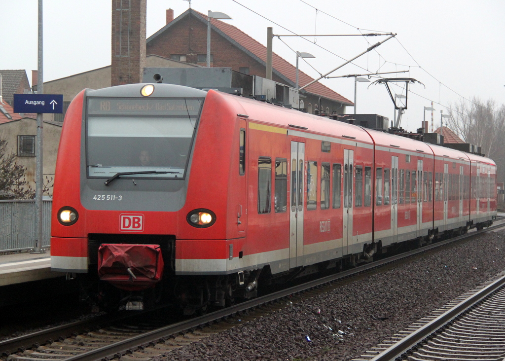 425 511-3 als RB 17813 von Wittenberge nach Schnebeck-Bad Salzelmen bei der Ausfahrt im Haltepunkt Tangerhtte.24.11.2012