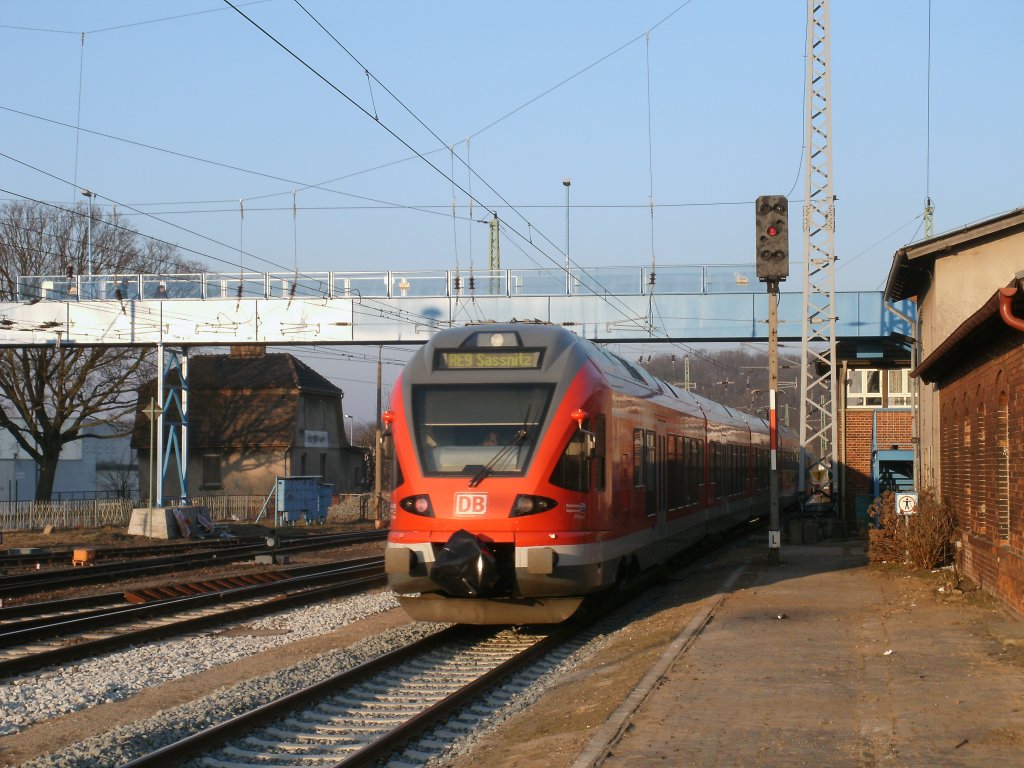 429 026 als RE Rostock-Sassnitz am 26.Februar 2011 bei der Ausfahrt aus Bergen/Rgen.