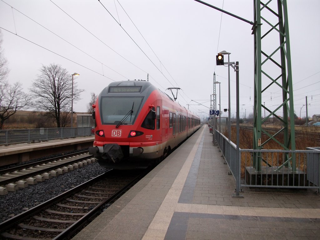 429 027 verlie als RE Binz-Stralsund am 25.Januar 2011 den Bahnhof Bergen/Rgen.