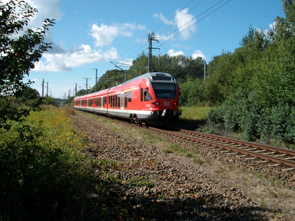 429 028 am 31.August 2010 mit dem RE Binz-Stralsund vor der Einfahrt bei Lietzow.