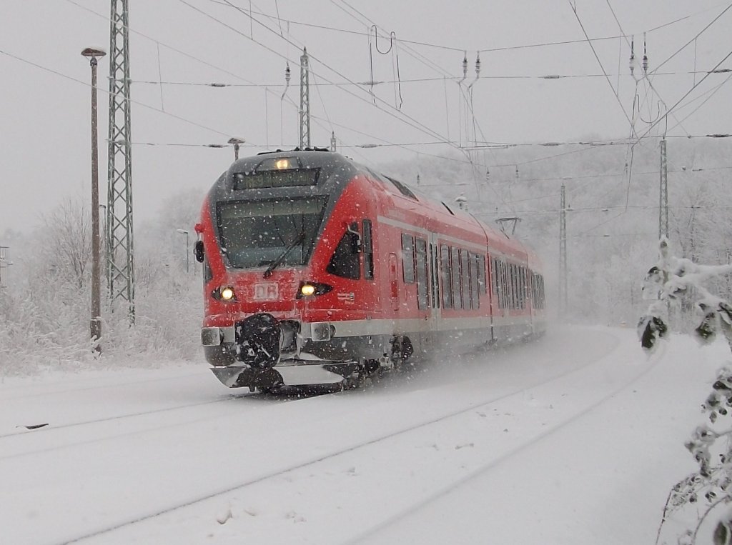 429 028 bei Schneefall am 20.Dezember 2010 bei der Einfahrt in Bergen/Rgen.