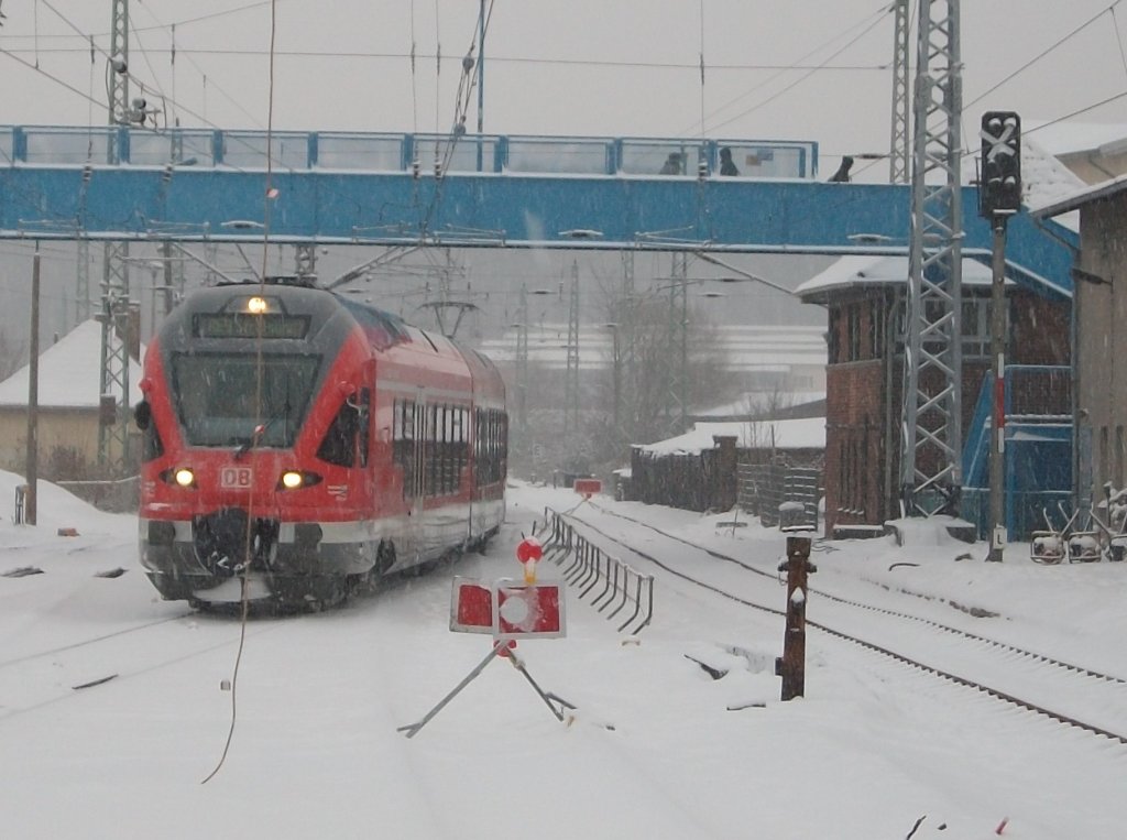429 028 mit dem RE Binz-Stralsund am 17.Dezember 2010 bei der Einfahrt in Bergen/Rgen.