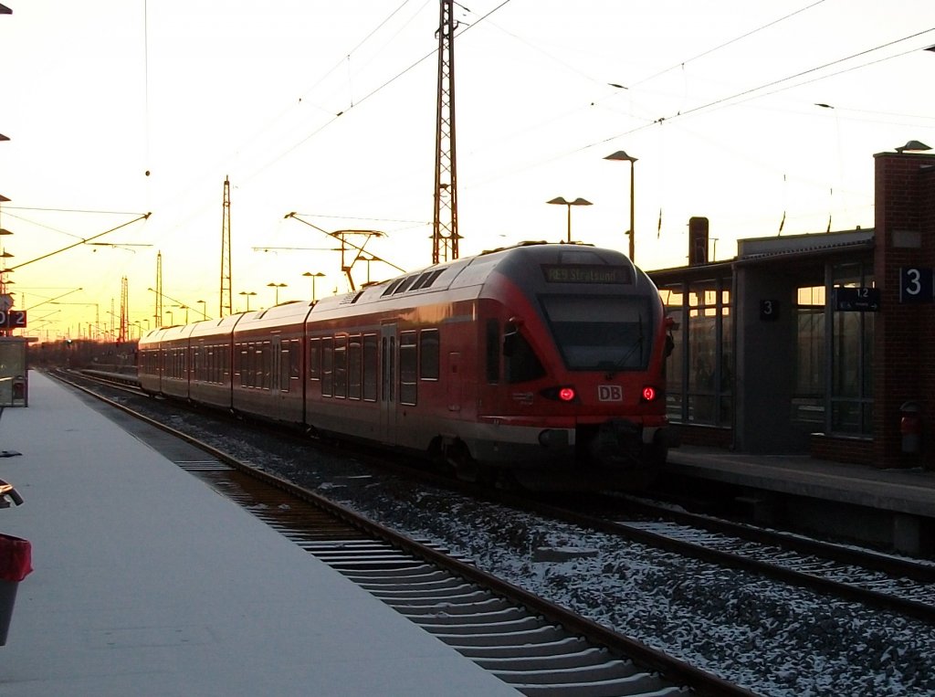 429 030 als RE Binz-Stralsund beim Sonnenuntergang am 27.Januar 2011 in Bergen/Rgen.