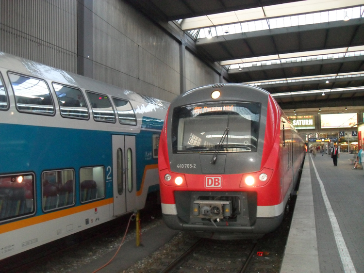 440 705-2 als RE von Mnchen Hbf Richtung Passau kurz vor der Abfahrt im Bahnhof Mnchen am 10.08.10