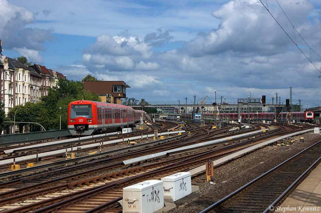 474 033/533 & 474 007/507 S-Bahn Hamburg als S 1 von Wedel(Holst) nach Hamburg Airport/Poppenbttel, bei der Einfahrt in Hamburg-Altona(S). Weiter hinten steht ein 472er Vollzug und wartet auf neue Einstze. 21.07.2012