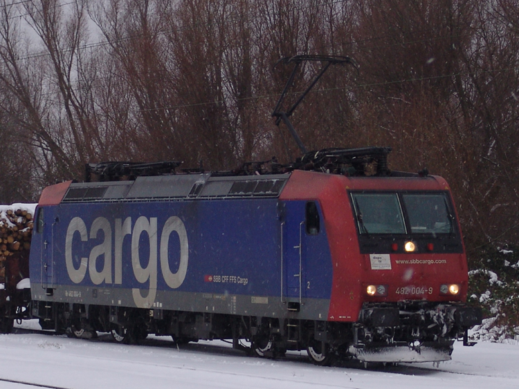 482 004-9 mit Holzzug von Rostock-Bramow Richtung Stendal-Niedergrne kurz vor der Abfahrt im Bahnhof Rostock-Bramow.(05.12.2010)