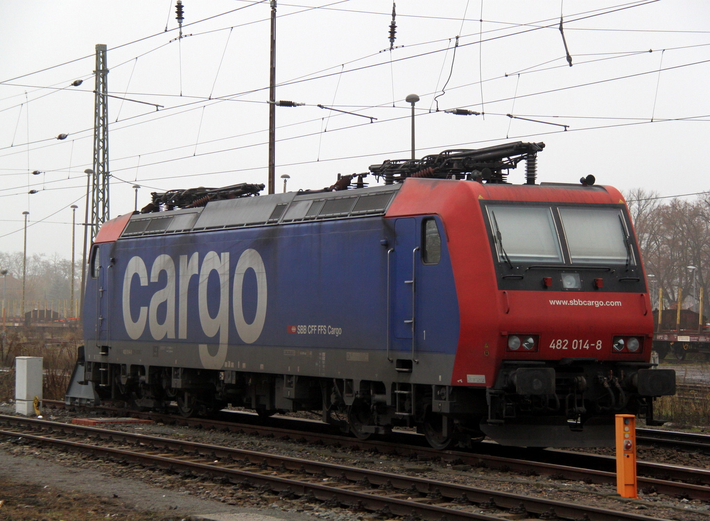 482 014-8 abgestellt im Bahnhof Stendal und wartet auf ihren nchsten Einsatz.24.11.2012