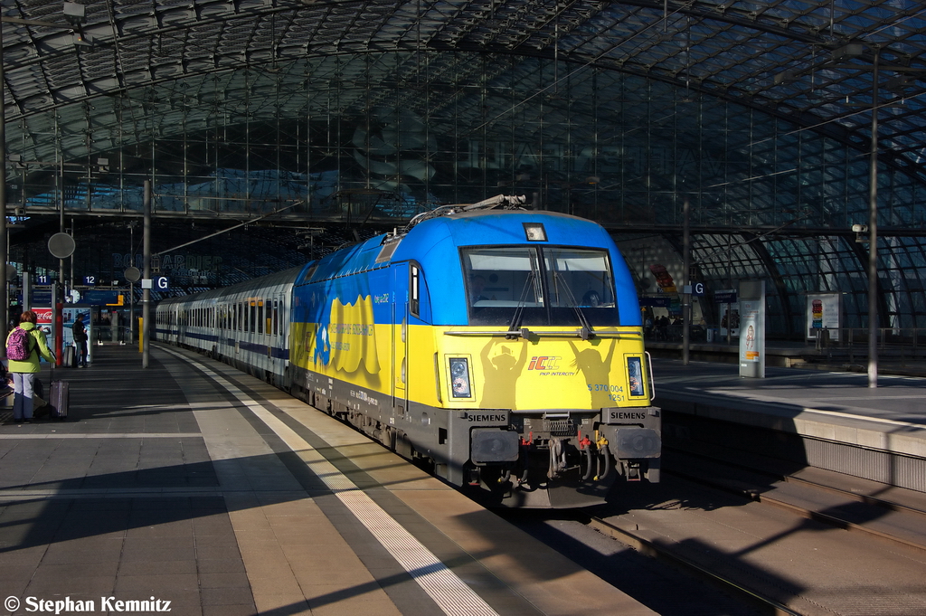 5 370 004  Ukraine  mit dem EC 43  Berlin-Warszawa-Express  von Berlin Hbf nach Warszawa Wschodnia, bei der Ausfahrt aus dem Berliner Hbf. 13.10.2012