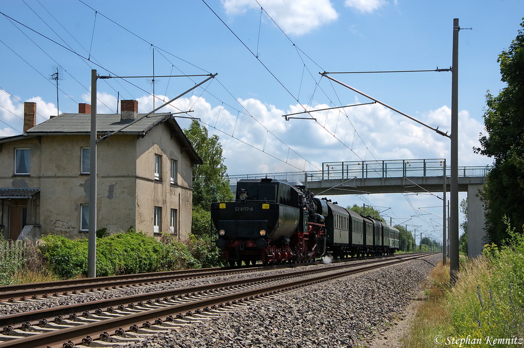 52 8177-9 Dampflokfreunde Berlin e.V. mit einem Dampfsonderzug nach Plau am See zum Lanz Bulldog Treffen, bei der Durchfahrt in Vietznitz. 22.06.2012