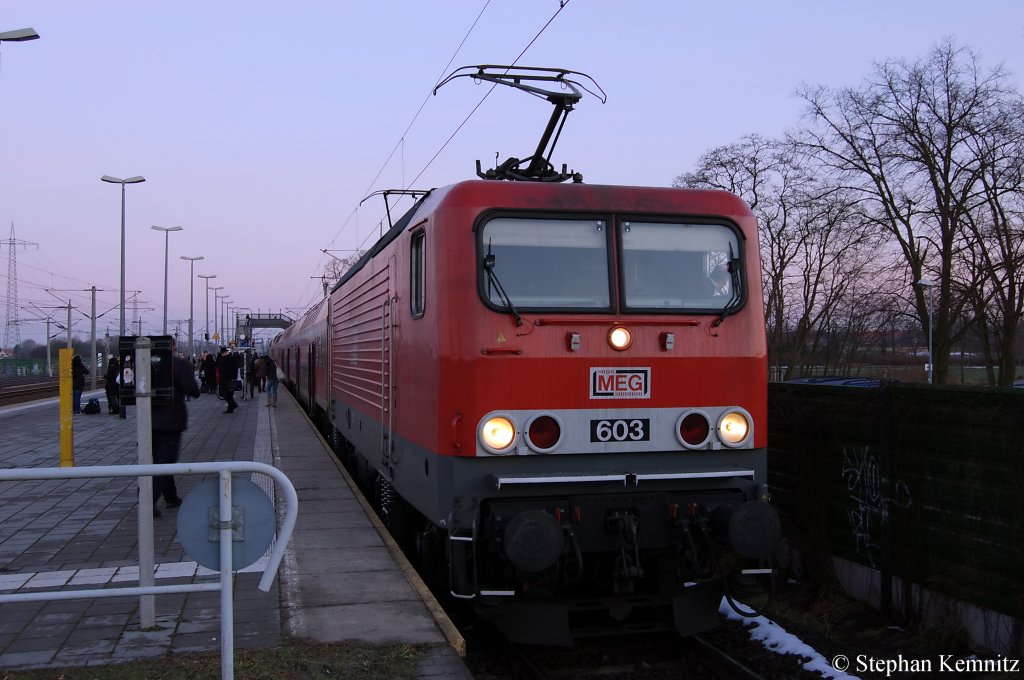603 (143 851-4) mit der RB21 (RB 18672) aus Potsdam Griebnitzsee in Wustermark. 10.01.2011