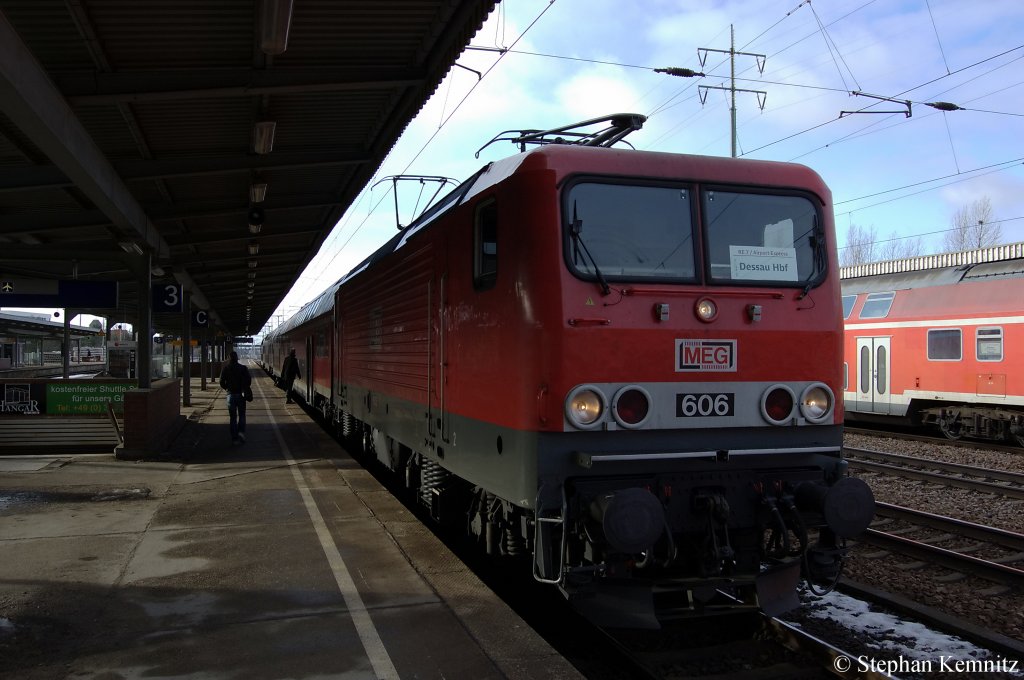 606 (143 864-7) MEG mit dem RE7 (RE 18717) nach Dessau Hbf in Berlin-Schnefeld Flughafen. 12.01.2011