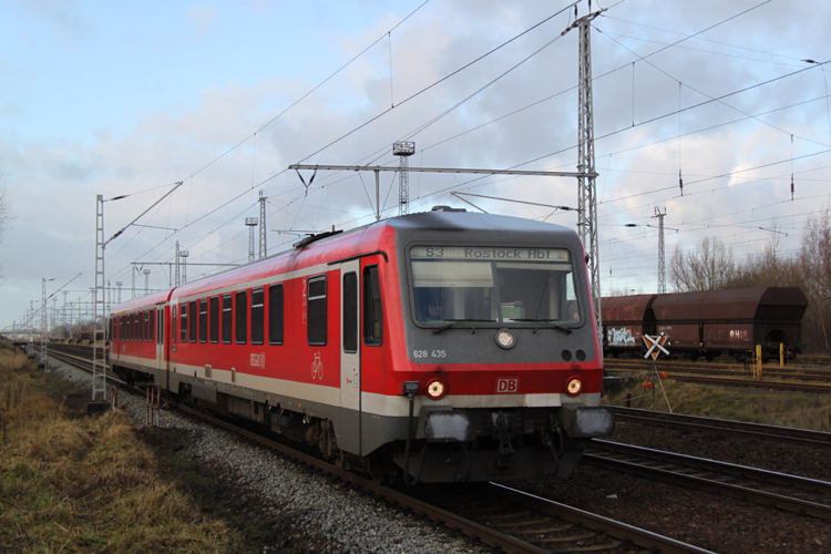 628 435-9 als S3 von Rostock-Seehafen/Nord nach Rostock Hbf bei der Einfahrt im Haltepunkt Rostock-Dierkow.21.12.2011