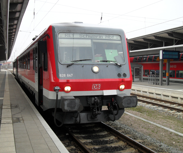 628 647 als RE33024 von Rostock Hbf Richtung Schwerin Hbf kurz vor der Ausfahrt um 15.35 Uhr im Rostocker Hbf.(30.03.10)