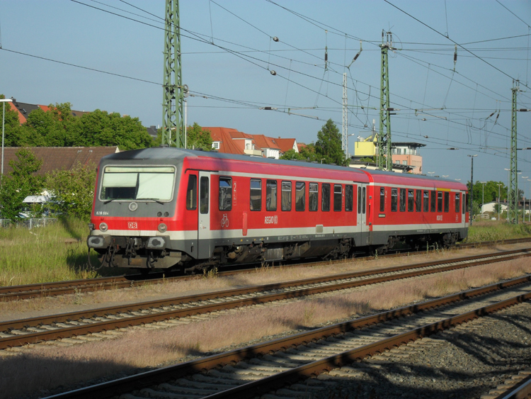 628 684-2 als S3 von Rostock Hbf Richtung Rostock-Seehafen/Nord bei der Ausfahrt im Rostocker Hbf um 19.34 Uhr(25.06.10)