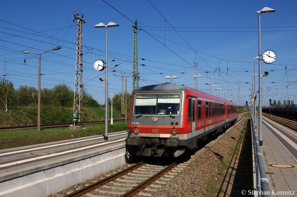 628 684 als RB66 (RB 5813) aus Szczecin Glowny bei der Einfahrt in den Bahnhof Angermnde. 30.04.2011